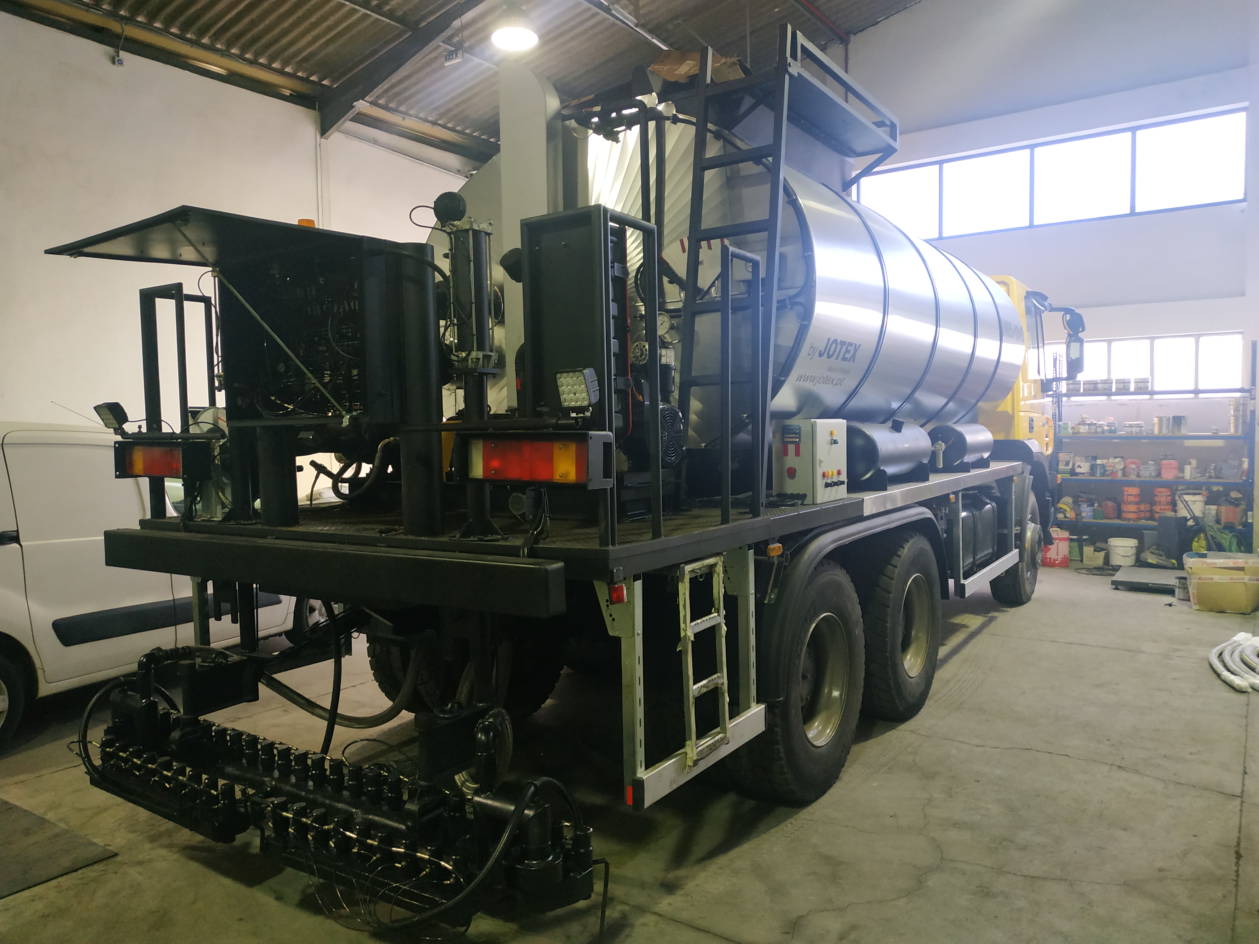 IVECO 260T36 TRAKKER 6x4 BITUMEN SPRAYER -ANO 2008